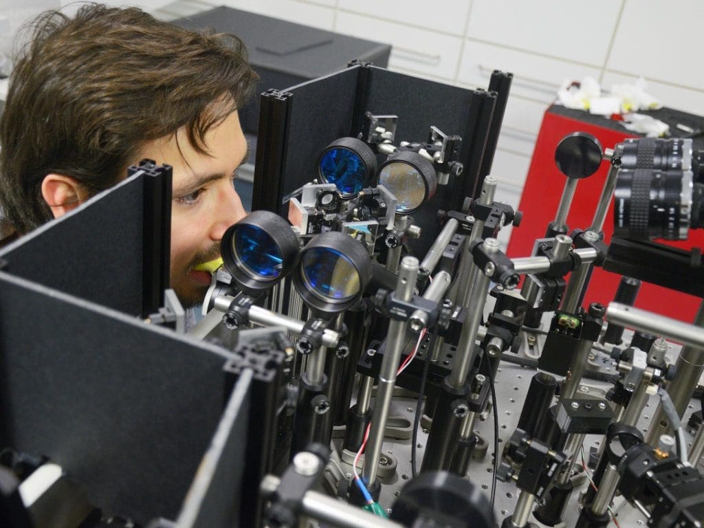 Maximilian Freiberg beim Blick ins offene bSLO-System während der Bildgebung