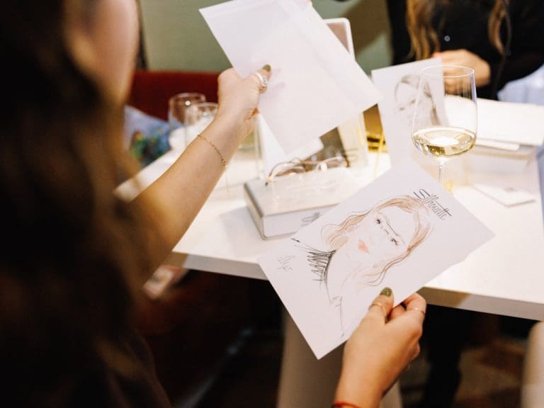 Illustratorin porträtiert Gäste mit aktuellen Brillenmodellen von Silhouette