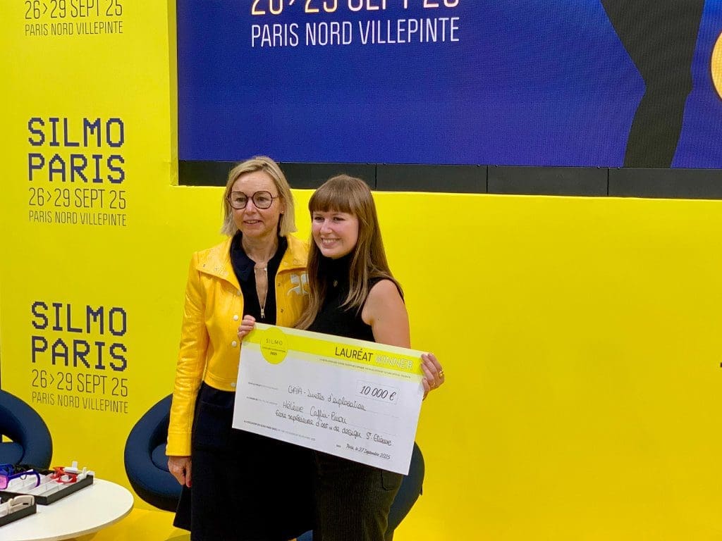 Die Siegerin des Optical Design Contest 2025, Studentin Hélène Caffin-Pinon (rechts), mit Silmo-Präsidentin Amélie Morel auf der Silmo Paris 2025