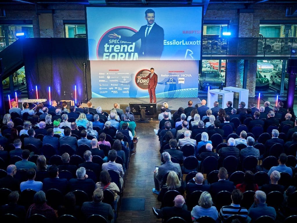 Kabarettist Florian Schröder auf der Bühne des Spectaris-Trendforum 2025/2026