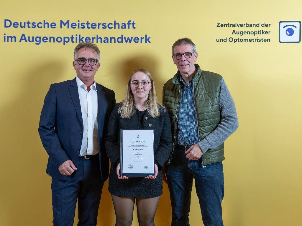 v.l.: Dirk Schäfermeyer, ZVA-Abteilungsleiter Berufsbildung, Ruth Rebecca Maas aus Niedersachsen, 2. Bundessiegerin, Rainer Hankiewicz, Vorsitzender des ZVA-Berufsbildungsausschusses