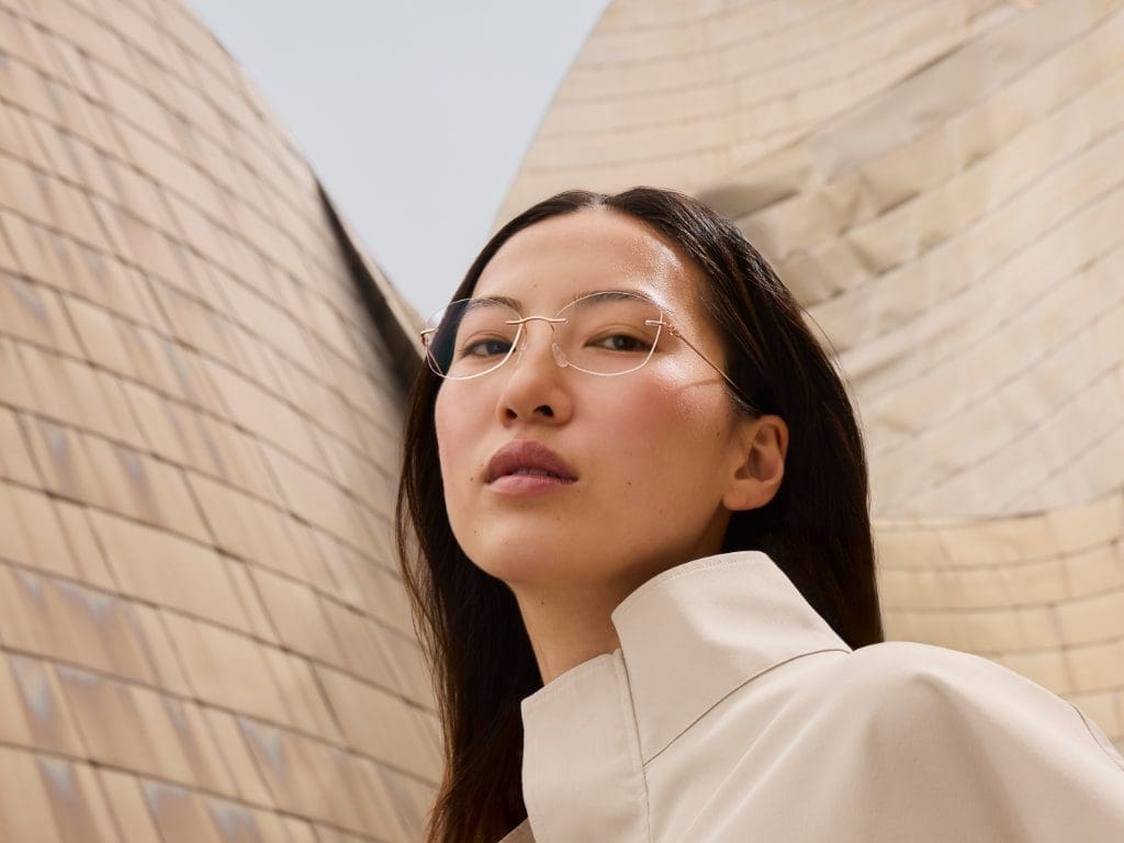 Vor dem Guggenheim-Museum Bilbao fotografiertes Kampagnen-Motiv zeigt ein weibliches Model mit Titan-Brillenfassung von Silhouette