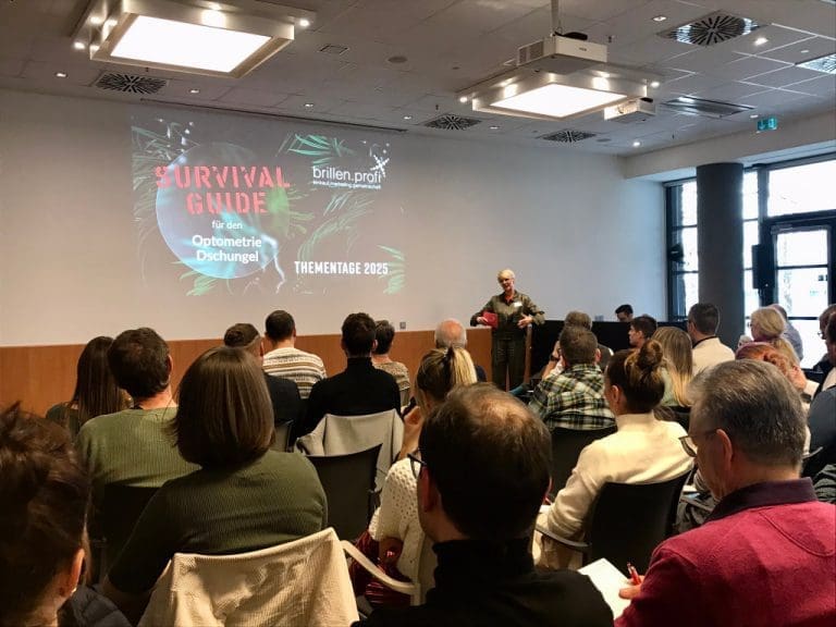 Branchenexpertin Petra Lindner moderiert bei der Brillen-Profi-Roadshow 2025 das Schwerpunktthema „Survival-Guide durch den Optometrie-Dschungel“