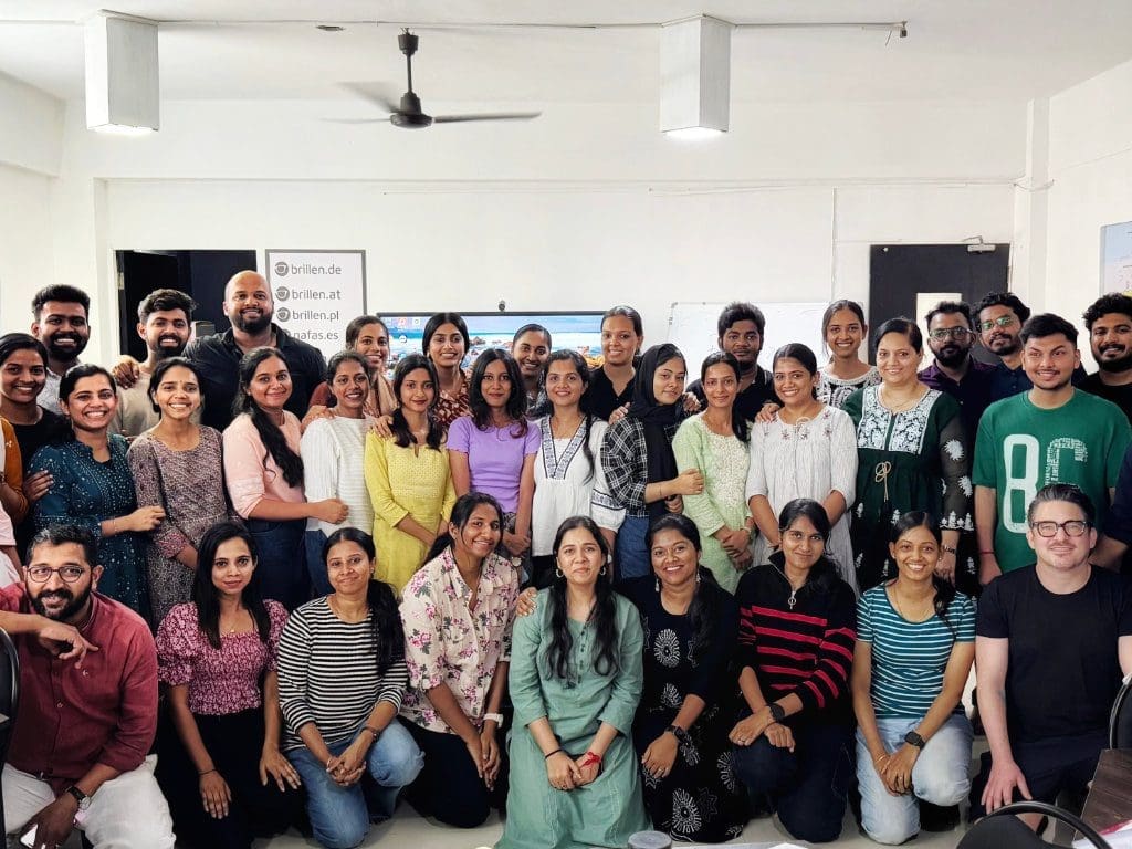 Gruppenbild von indischen Augenoptikern, die von Brillen.de in Indien für die Arbeit in Deutschland ausgebildet werden