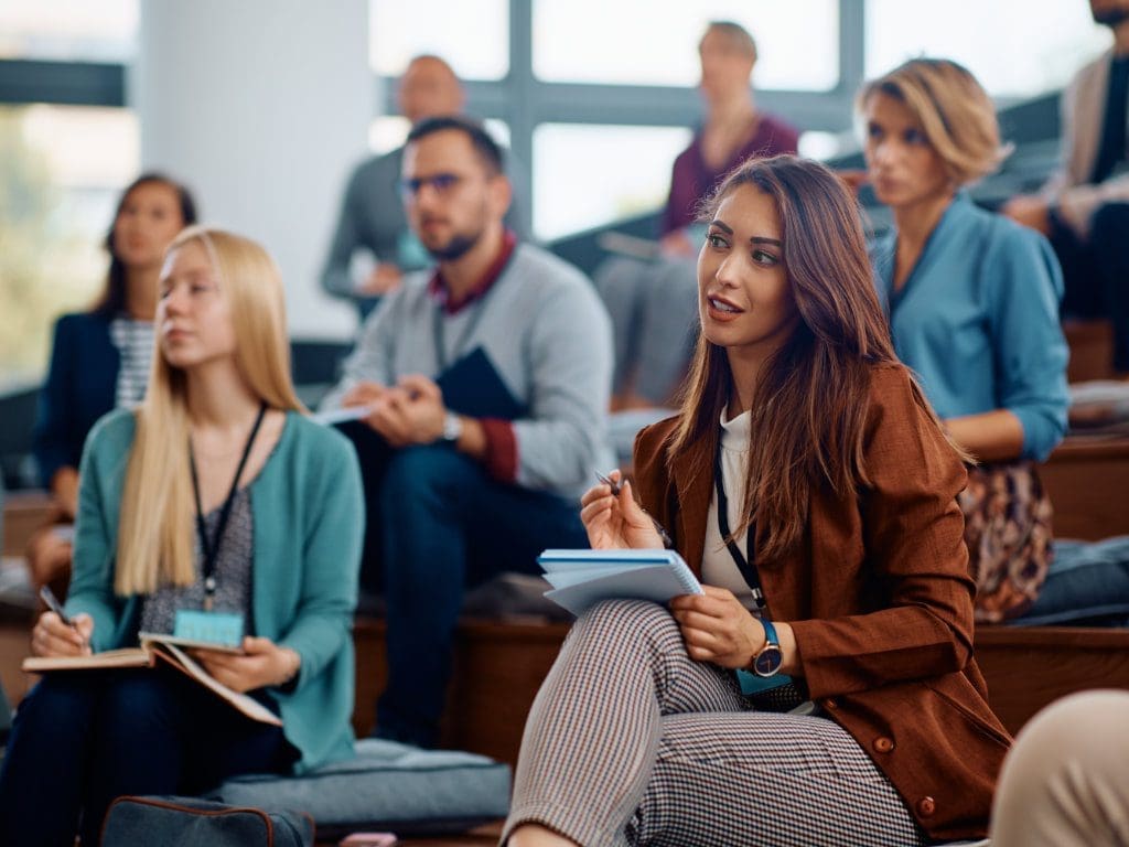Junge Studenten hören Vortrag in einem Hörsaal zu