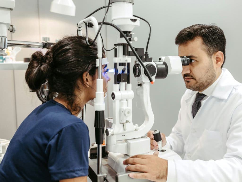 Augenarzt bei Behandlung von Patientin