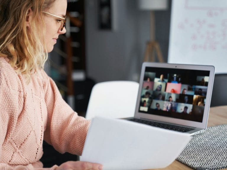 Frau am Laptop bei einem Web-Seminar