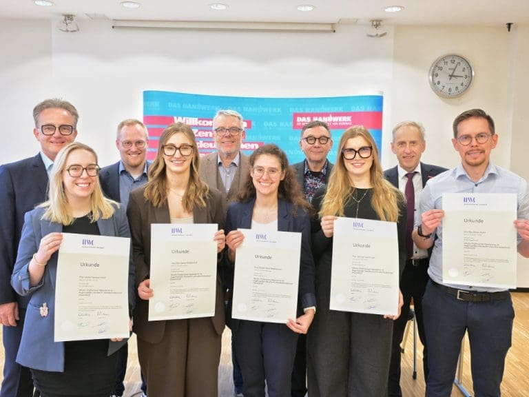 (vordere Reihe) (v.l.): Leonie Vanessa Leisch, Rike Hanna Middendorf, Miriam Anna Radlhammer, Henrike Leonie Leitl und Kay Steven Sailer; (hintere Reihe) (v.l.): Dirk Schäfermeyer, Leiter Berufsbildung Zentralverband der Augenoptiker und Optometristen (ZVA); Alexander Remy, Leiter Akademie der Augenoptik, ZVA-Bildungszentrum e.V.; Günther Neukirchen, Leiter Akademie der Augenoptik a.D.; ZVA-Präsident Christian Müller und Dr. Axel Fuhrmann, Hauptgeschäftsführer der HWK Düsseldorf. Alle bei der Urkunden-Verleihung am 9. Dezember in Düsseldorf.