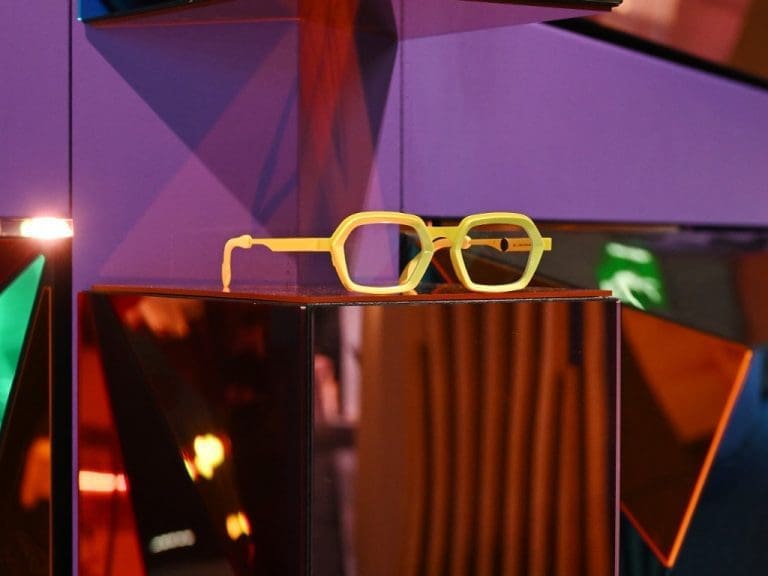 Gelbe Brille auf einem Podest in Messeumgebung