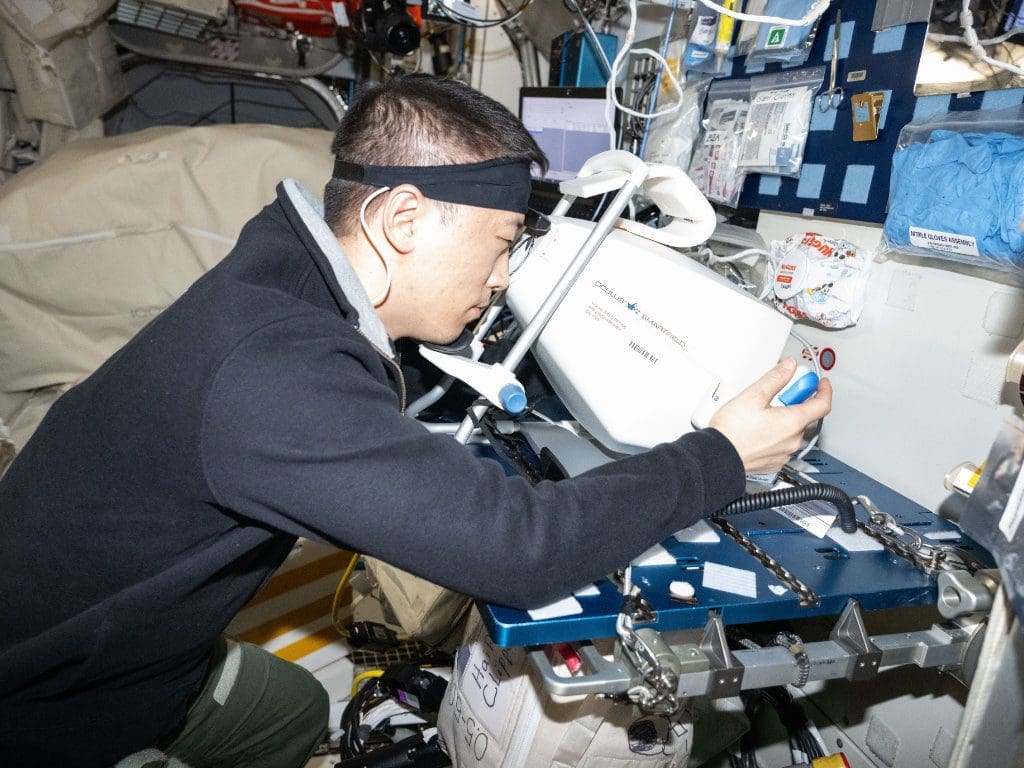 Astronaut auf ISS arbeitet mit Oculus Smartfield Perimeter