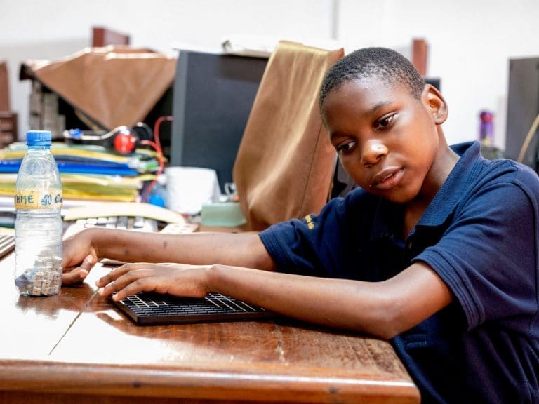 Der zwölfjährige Steve aus Kamerun lernt an der CBM-geförderten Schule Promhandicam die Braille-Schrift.