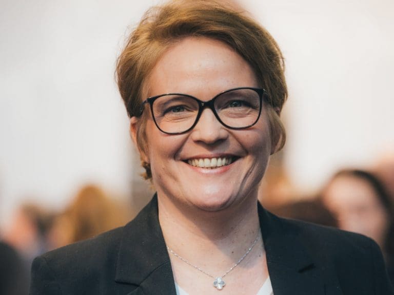 Celine Berg als neue Business Development Director für die Region DACH im Bereich Professional Solutions bei EssilorLuxottica