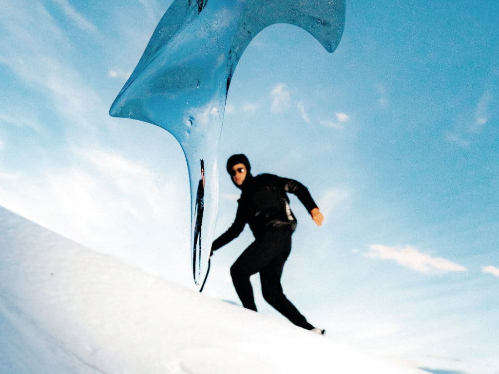 Bergsportler Kilian Jornet am Gletscher stehend