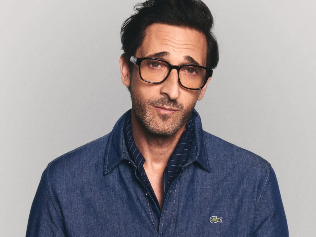 Schauspieler Adrien Brody trägt eine Lacoste-Brille als neuer Markenbotschafter