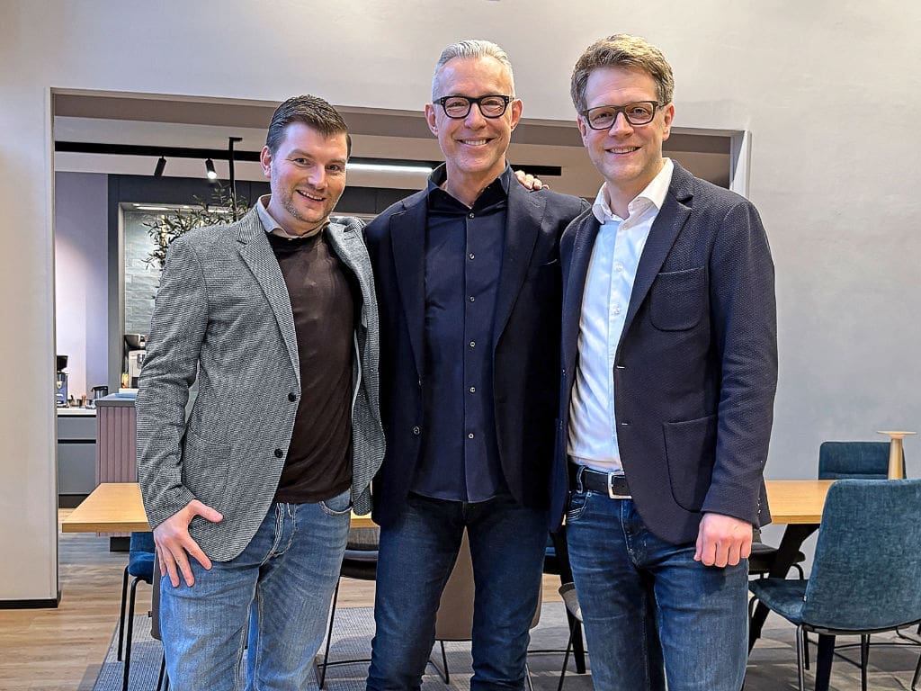 Von links: Christian Wiesner, Geschäftsführer der Viehoff Gruppe, Frank Andreas Hammer („Brillenhammer“) und Johannes Kleikamp, Geschäftsführender Gesellschafter der Viehoff Gruppe anlässlich der Übernahme von Brillenhammer durch die Viehoff Gruppe