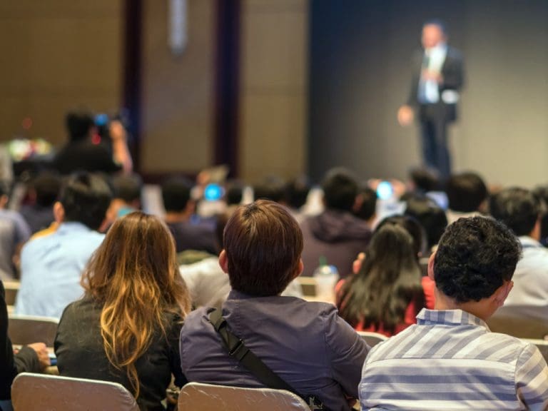 Rückansicht des Publikums auf einem Kongress