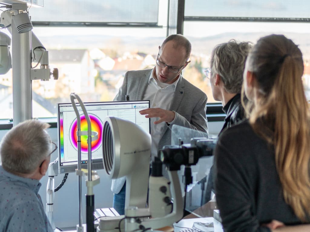 Augenoptik-Seminar mit Leiter und Anwendern an optischen Geräten