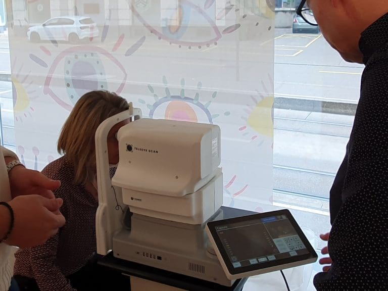 Augen-Screening am Hightech-Gerät beim Augenoptiker